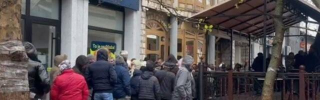 ZBOG BLOKADERA U KULI STIGLA I POLICIJA! Okupljeni sa jasnim obeležjima ispred biračkog mesta - sprečeni nemiri! (VIDEO)