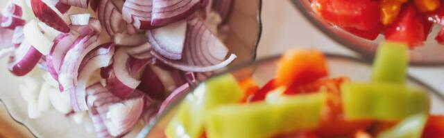Dva omiljena letnja jela od paprika i paradajza nisu isto: Razlika u receptu je jednostavna, ali važna