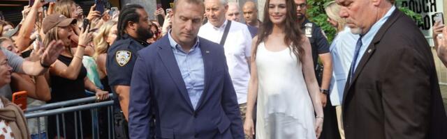 En Hatavej pokazala kako izgleda prava trudnička elegancija: U beloj satenskoj haljini je ukrala sve poglede