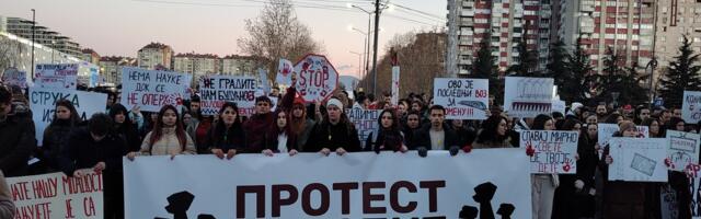 Minut ćutanja za nastradale i umetnička manifestacija u Nišu