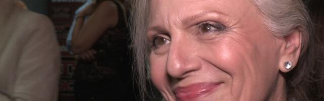 SNIMAK MAJE ODŽAKLIJEVSKE ZATEKAO JAVNOST! Više nema prepoznatljivu RIĐU KOSU, malo ko bi je prepoznao na prvu, al zato kada se lati mikrofona...(FOTO)