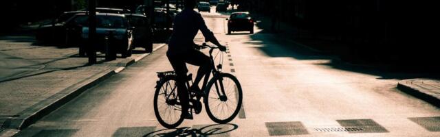 AUTOMOBIL POKOSIO BICIKLISTU U NOVOM SADU: Muškarac odmah primljen na hirurgiju!