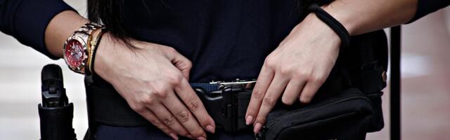 VEOMA UZNEMIRUJUĆI SNIMCI! Policajka brutalno napala trudnicu u devetom mesecu: To nije jedino njeno "ludilo"!