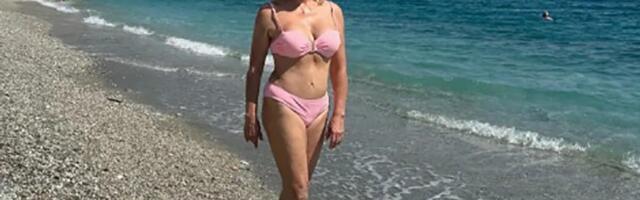 Suzana Mančić u kupaćem pokazala telo u 69. godini: Pozirala na plaži, svi komentarišu njenu zavidnu figuru