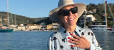 LEPA BRENA UŽIVA NA ODMORU: Pokazala čime plovi, a nije jahta (FOTO)