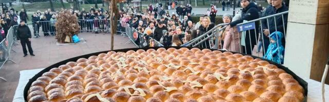 Tradicionalno Lomljenje Česnice u parku Sveti Sava (Foto)