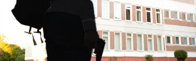 KUPIO SAM 2 PIŠTOLJA, SA ŠARŽEROM OD 7 METAKA! Stravične pretnje učenika u Tehničkoj školi u Šapcu!