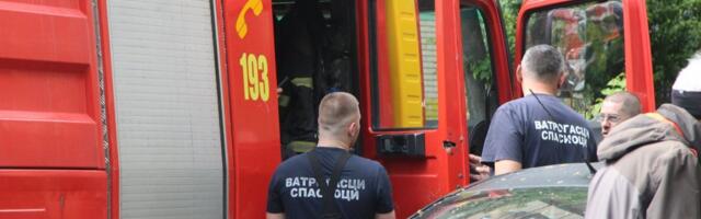 Zapaljen "mercedes" na Voždovcu: Uništena još 4 vozila - kamere snimile piromana