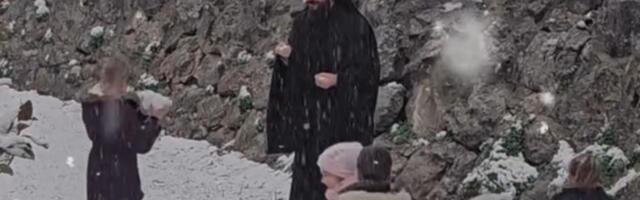 Predivna scena iz Manasije: Mališani sa grudvama okružili monaha, on se smeje i igra kao dete (VIDEO)