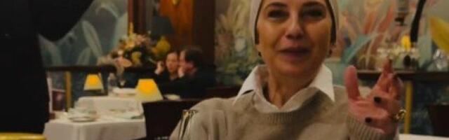 Pije vino dok joj violinista svira na uvce: Glumica u kafani u Budimpešti, sve joj taman