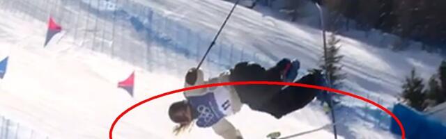 UŽAS na Olimpijskim igrama! Poletela sa skakaonice i ostala bez skije, jeziv pad je mučan za gledanje