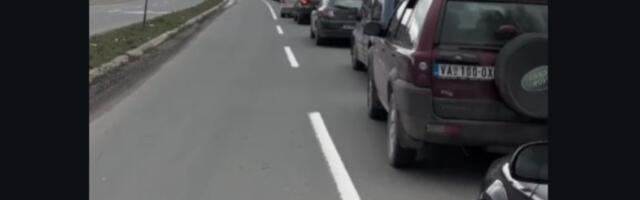 Nepregledna kolona vozila iz Kragujevca ka Orašcu (VIDEO)