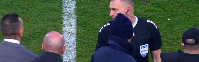 Prekid na večitom derbiju: Kostov prišao korner zastavici, navijači Partizana ga zasuli topovskim udarima!