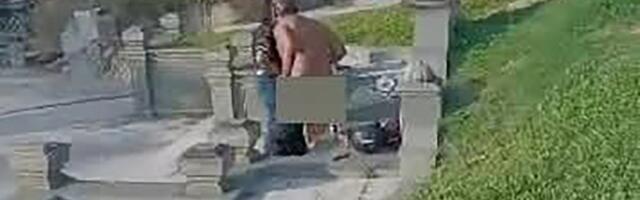 ZANELI SE NA GROBLJU! Muškarac potpuno nag, a žena sedi na nadgrobnom spomeniku: Snimak sve zgrozio