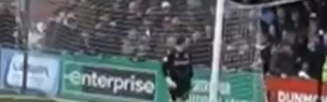 USRED UTAKMICE SE OKRENUO PREMA TRIBINAMA, PA ZAKUCAO NAVIJAČA PESNICOM! Udarac u glavu će dugo pamtiti, a odmah je reagovalo obezbeđenje