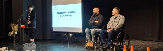 NA MATURU BEZ AUTOMOBILA: Jedna greška može promeniti život – Maturantima u Mitrovici pokazane posledice saobraćajnih nesreća