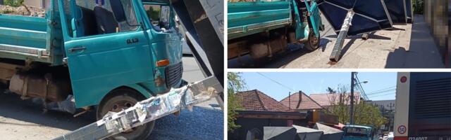 Horor u Kaluđerici: Kamion udario u autobusko stajalište, "pečurka" srušena, ima povređenih