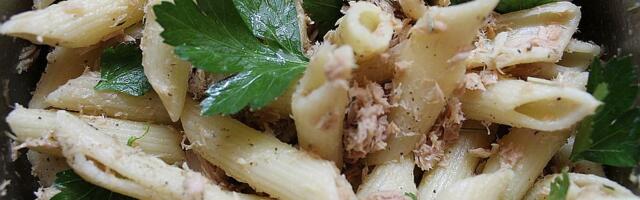 Salata sa tunjevinom i testeninom: Idealna za leto