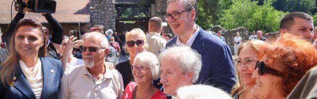 "OVO JE BORBA ZA LJUDE!" Predsednik Vučić predstavio mobilne ambulante: Zdravstvena zaštita stiže i do najudaljenijih sela, lekari stižu tamo gde nisu! (VIDEO)