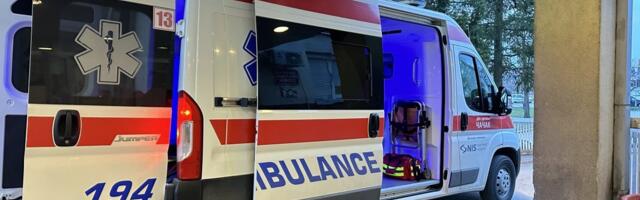 Teška nesreća kod Ratkova: Automobili smrskani, delovi rasuti po ulici (FOTO)