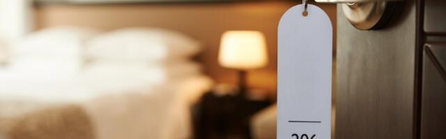 Iznajmio sobu, pa se šlogirao kada je video šta je pored kreveta! Mreže se usijale od komentara (VIDEO)