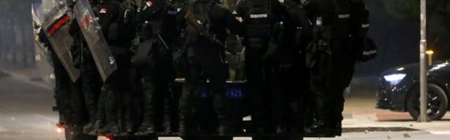 Oglasio se MUP: Oko 300 građana nasrnulo na kordon policije! Koristili kamenice, jaja, pirotehnička sredstva...