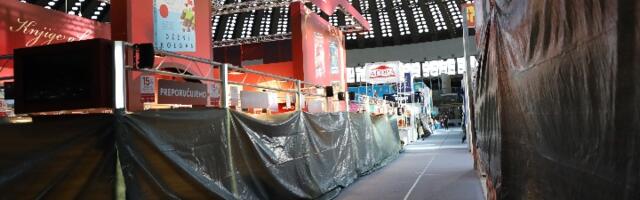 Deo štandova na Sajmu knjiga obmotan crnim platnom