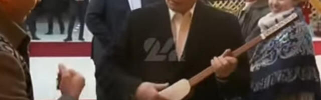 Muzička misija: Maestro Putin svirao “raštimovani” instrument, Lukašenko se smejao (VIDEO)