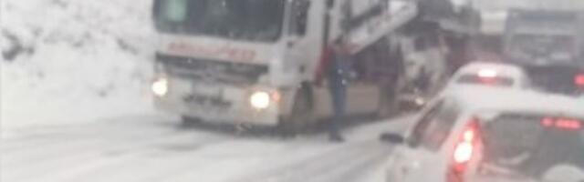 Sneg PARALISAO delove Srbije: Napravio haos na putevima (VIDEO)