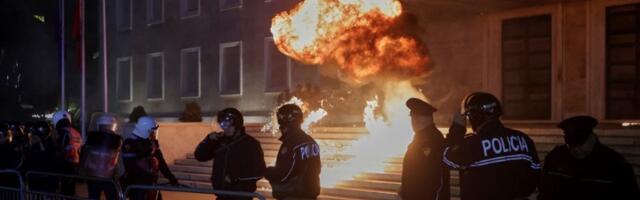 Dramatično u Albaniji: Demonstranti zasuli molotovljevim koktelima zgradu vlade (FOTO)