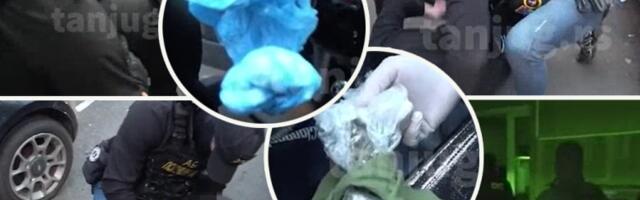 POGELDAJTE KAKO JE IZGLEDALA SPEKTAKULARNA AKCIJA HAPŠENJA! Trojici mladića stavljene lisice zbog izazivanja opšte opasnosti i trgovine drogom u Beogradu! (VIDEO)