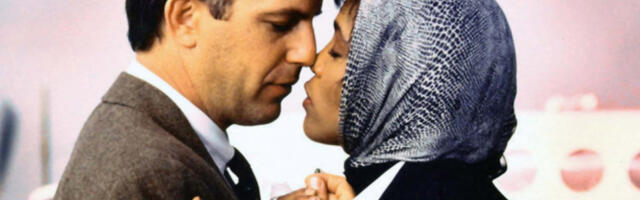 KEVIN KOSTNER otkrio sve o odnosu sa VITNI HJUSTON: Terali ga da skrati govor na njenoj sahrani, ali nije želeo! (FOTO)