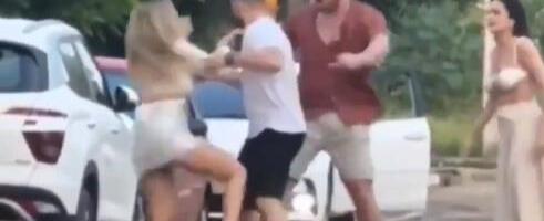 Urnebesan video i udarci iz noćne more: Momak u beloj majici nije želeo sukov, čak ni posle žestokih batina koje je dobila njegova devojka od momka u crvenoj