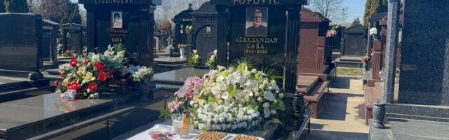 Evo kako izgleda večna kuća Saše Popovića na 1. godišnjicu smrti: Stavljena zlatna slova, na grob doneli OVO