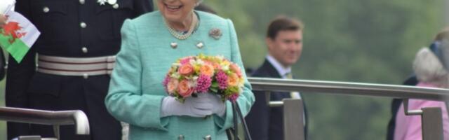 Prepoznatljiv modni detalj kraljice Elizabete II: Kultni komad sada dostupan javnosti