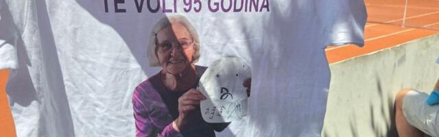 Baka Kata ima 95 godina i najveći je Novakov fan, čuva sve i prati ga uvek, od Đokovića dobila prelep poklon