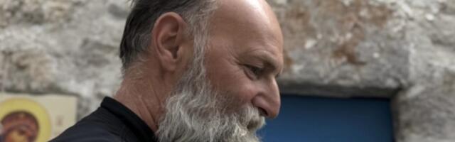 Otac Jovan me je naterao da popijem rakiju i gurnuo mi lavandu u ruke: Preplovio sam Boku da doznam šta želim