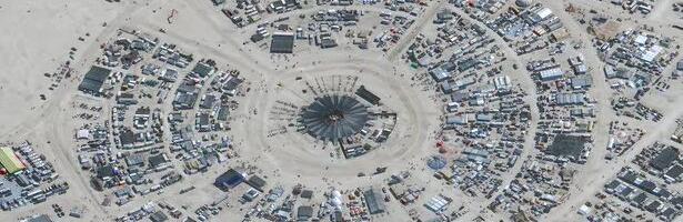 Festival “Burning man”: Posle kiše posetioci ostali zarobljeni u blatu