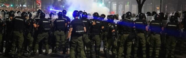BRUTALNOST Trenutak kada je policija krenula na narod (VIDEO)