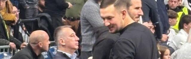 Pevač uhvaćen među navijačima Partizana: Grobari izviždali igrače, Uroš na parketu okružen njima