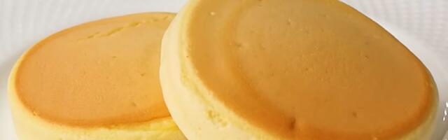 Mekane i penaste japanske palačinke sa prelivom od višanja