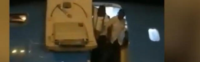 Путници искакали из авиона јер није било опреме за искрцавање (видео)