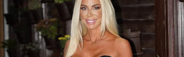 Obline sevaju na sve strane - Voditeljka zanjihala kukovima u bikiniju (VIDEO)