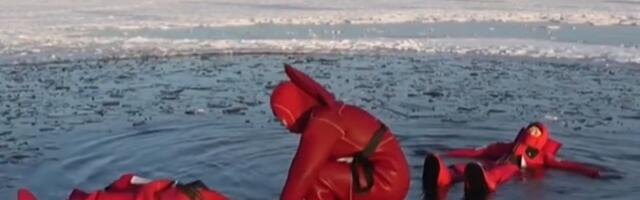 VIDEO: Turistički trend koji nije nov, ali je ponovo aktuelan - plutanje u ledenoj vodi