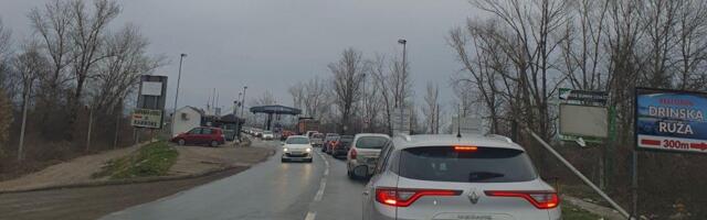 GUŽVE NA GRANICI SA BOSNOM I HERCEGOINOM Na Pavlovića mostu i Sremskoj Rači čeka se i do sat vremena (FOTO)
