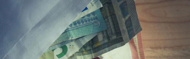 Званични средњи курс: динар стабилан према евру, незнатан пад према долару