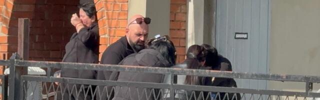 MAJCI DARKA LAZIĆA SE SLOŠILO KAD JE VIDELA UMRLICU SINA DRAGANA: Polivaju je vodom, zakukala na sav glas