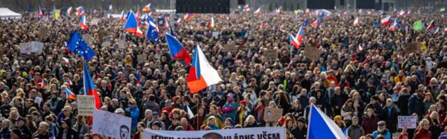 Protest u Pragu, desetine hiljada ljudi odbilo budućnost Češke po modelu današnje Mađarske