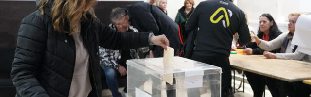 Активисти блокадерских листа прете грађанима места у којима се одржавају избори