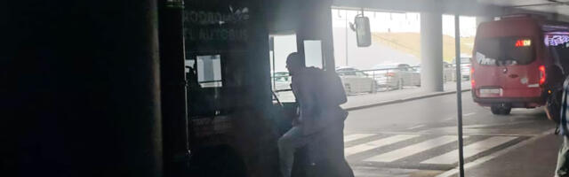 MEGA POPULARNI PEVAČ STIGAO U BEOGRAD, PA PRAVO NA AUTOBUS: Vozio samo besne mašine, ljudi u neverici šta vide (VIDEO)